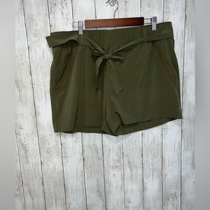 Eddie Bauer Departure High Rise Slightly Curvy Green Short Size XL Stretch